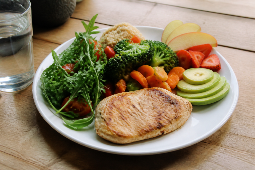 Assiette equilibree avec legumes frais proteines et fruits