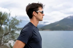 Coureur debout de profil, monture ajustee sur le nez