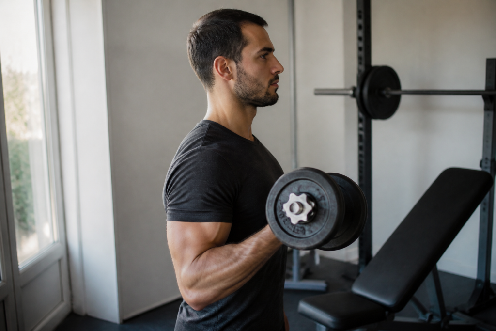 Personne levant halteres dans petit espace gym